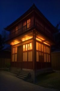 芒果网页版独播都市爱情剧封面，男女主角在城市夜景前深情对视，画面温馨浪漫